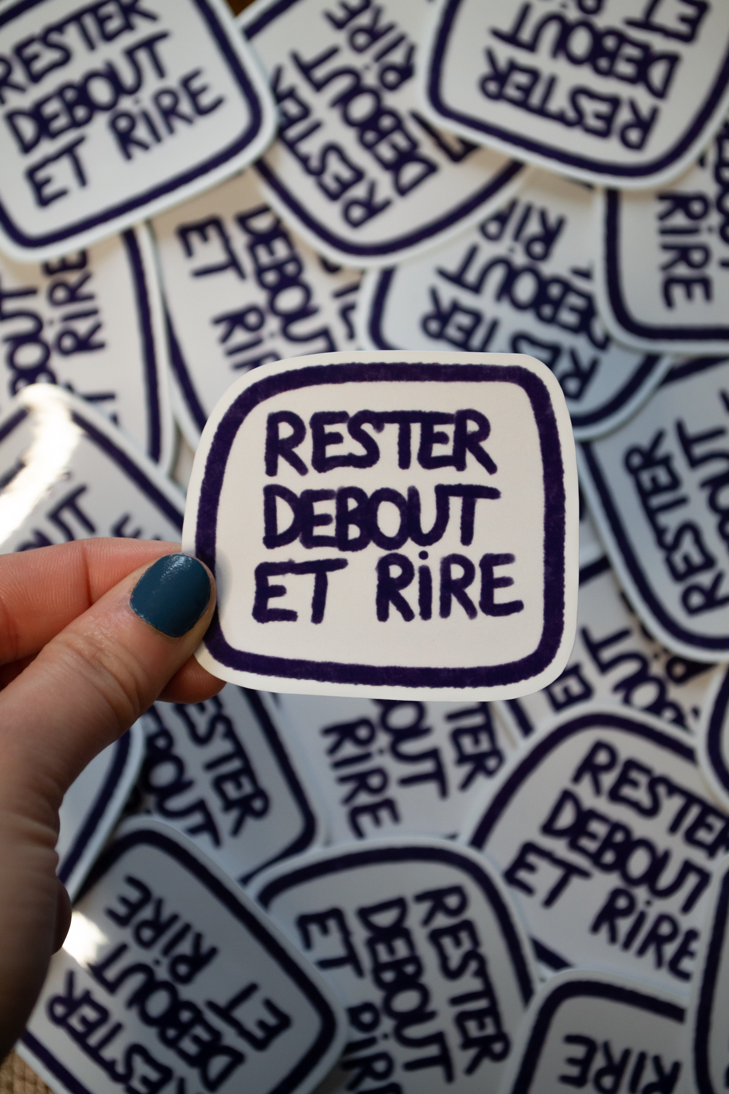 Stickers "RESTER DEBOUT ET RIRE" - sous le sable design - grisbleu