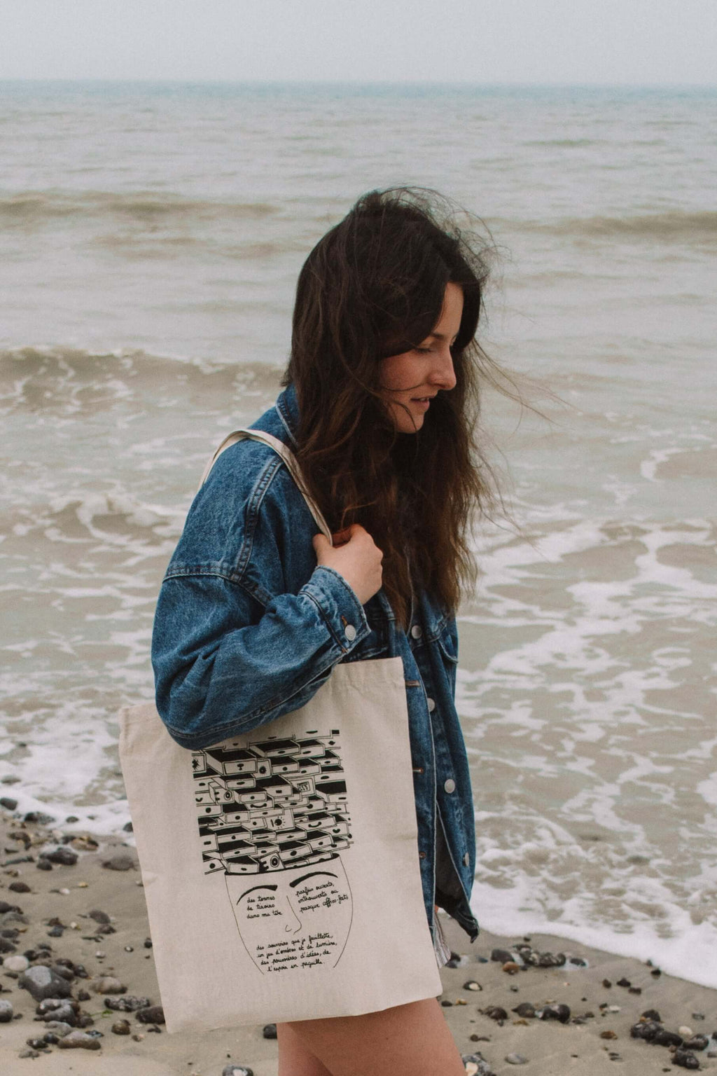 Tote bag illustré  "Des tonnes de tiroirs dans ma tête" - Grisbleu - sous le sable design - grisbleu