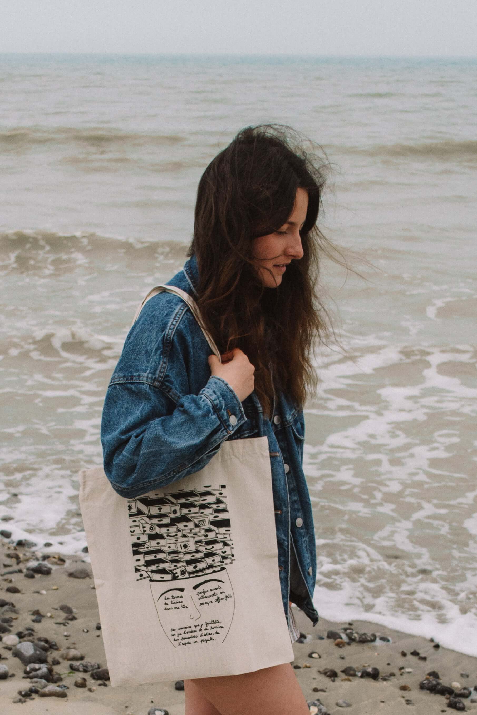 Tote bag illustré  "Des tonnes de tiroirs dans ma tête" - Grisbleu - sous le sable design - grisbleu