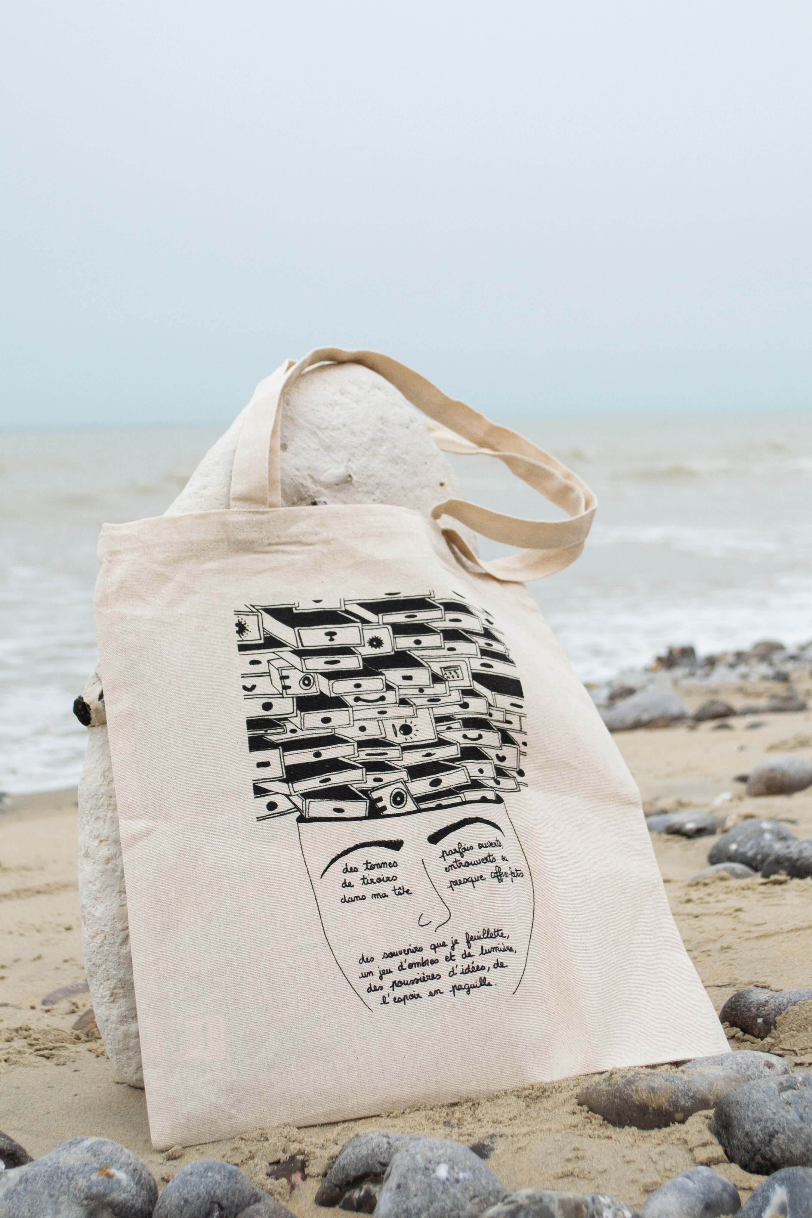 Tote bag illustré  "Des tonnes de tiroirs dans ma tête" - Grisbleu - sous le sable design - grisbleu