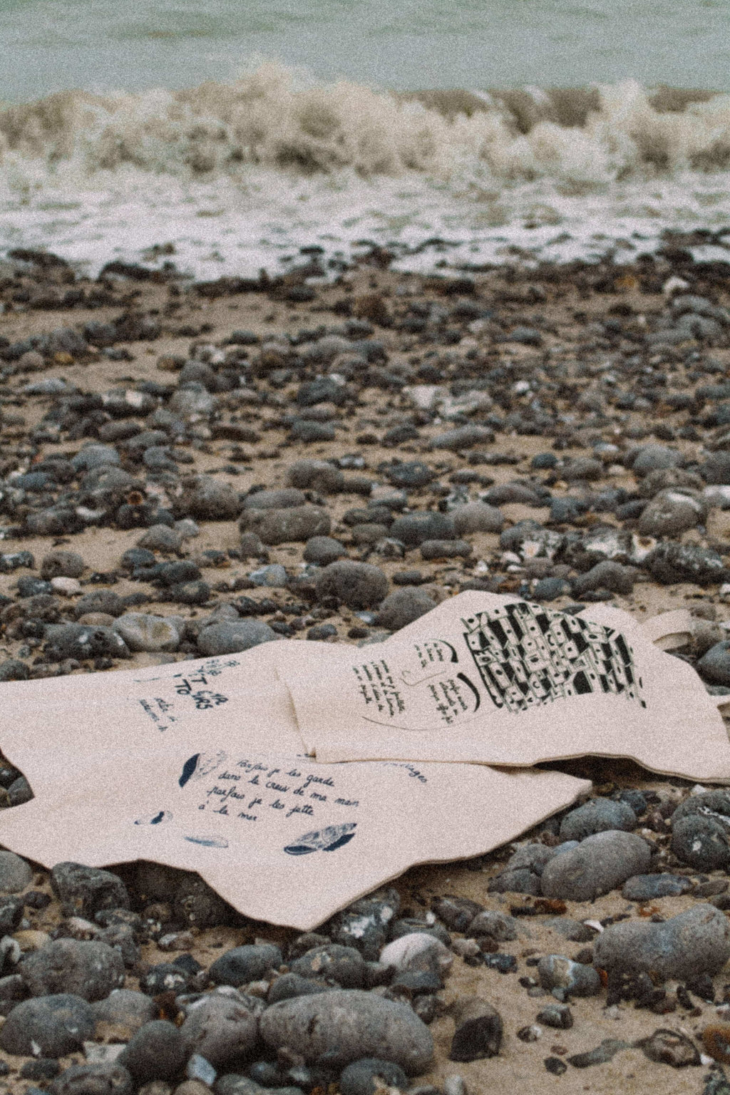 Tote bag illustré "Mes souvenirs comme des coquillages" - Grisbleu - sous le sable design - grisbleu