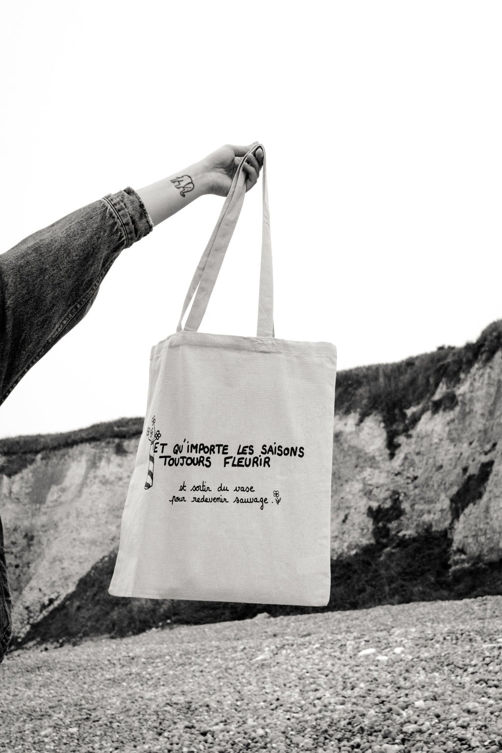 Tote bag illustré "Et qu'importe les saisons toujours fleurir" - Grisbleu - sous le sable design - grisbleu