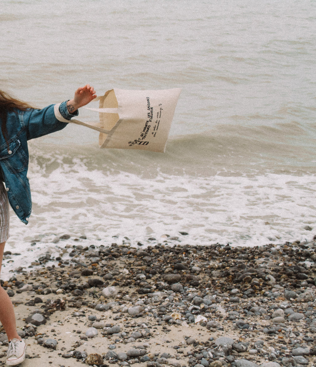 Tote bag illustré "Et qu'importe les saisons toujours fleurir" - Grisbleu - sous le sable design - grisbleu