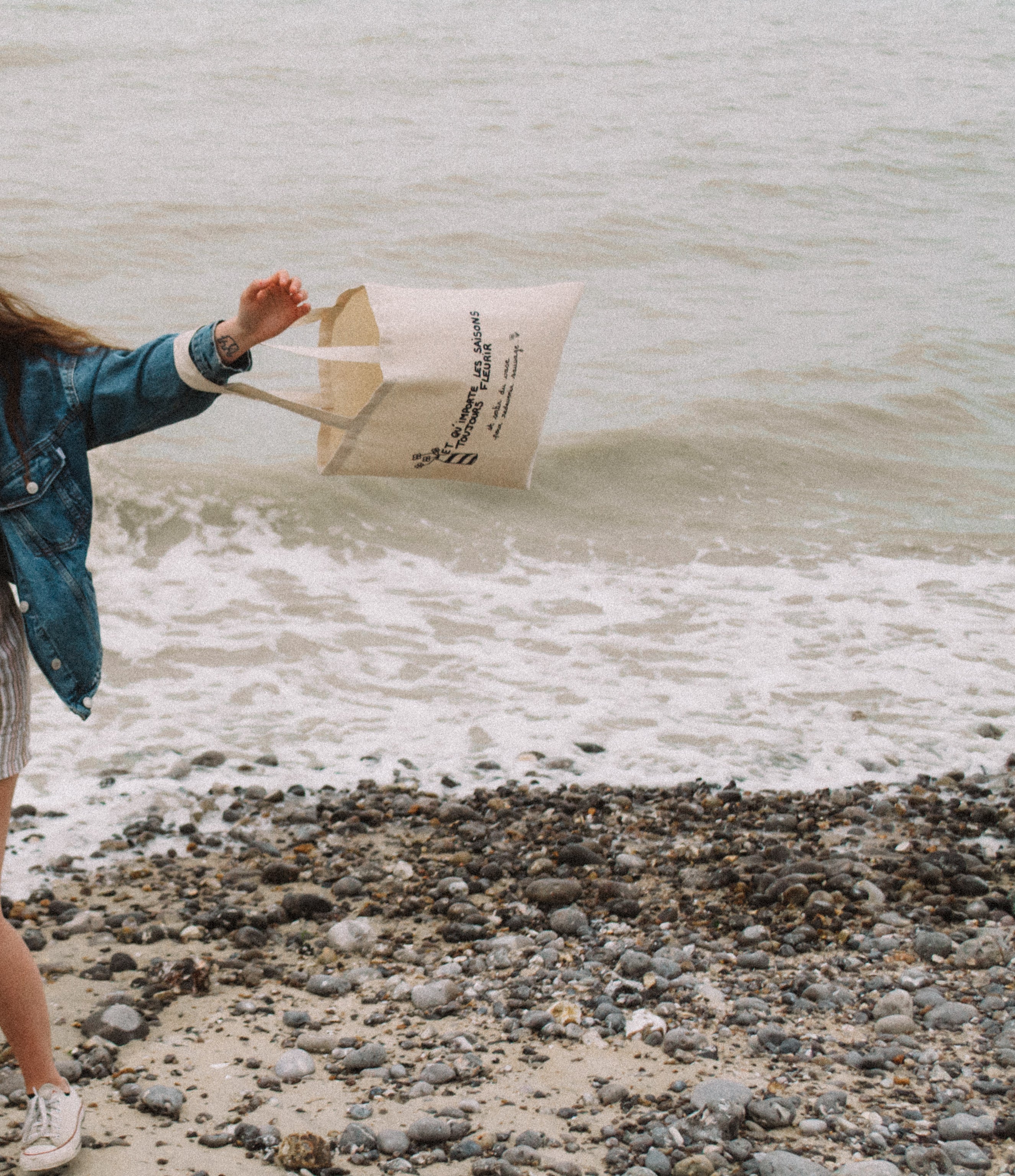 Tote bag illustré "Et qu'importe les saisons toujours fleurir" - Grisbleu - sous le sable design - grisbleu
