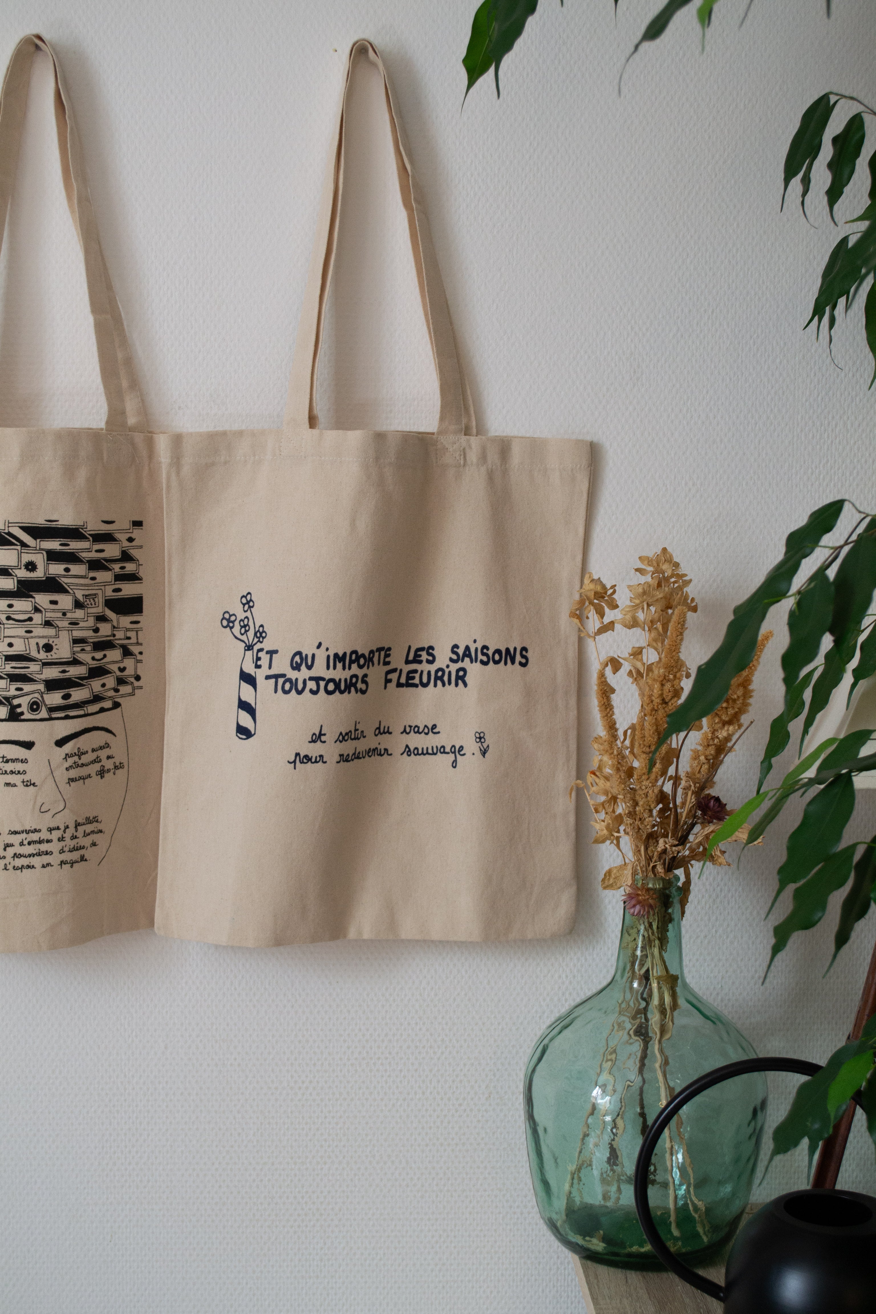 Tote bag illustré "Et qu'importe les saisons toujours fleurir" - Grisbleu - sous le sable design - grisbleu