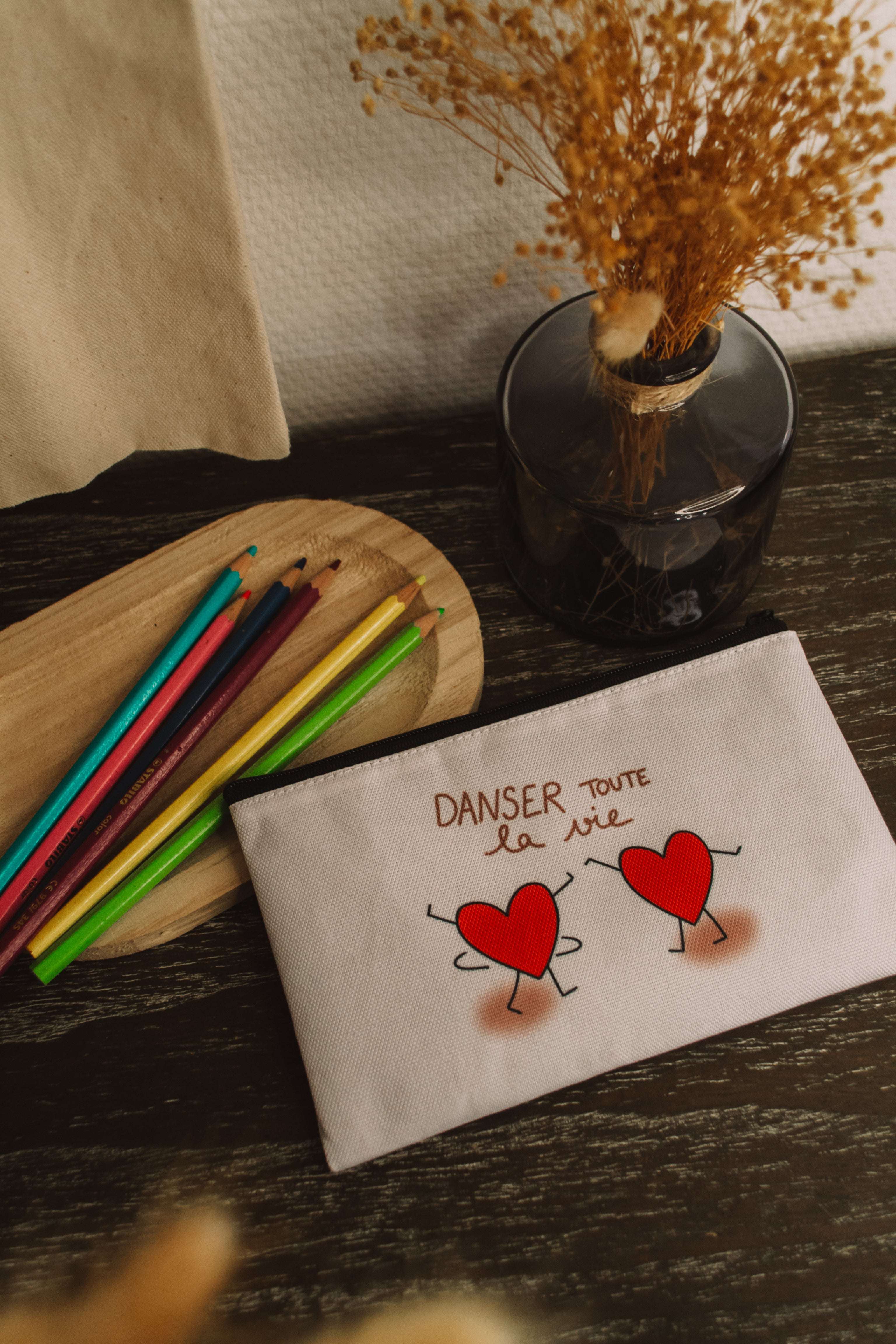 trousse danser toute la vie avec crayons de couleur sur le côté et fleurs séchées en décoration