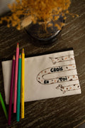 trousse chien écrit crois en toi avec crayons de couleur
