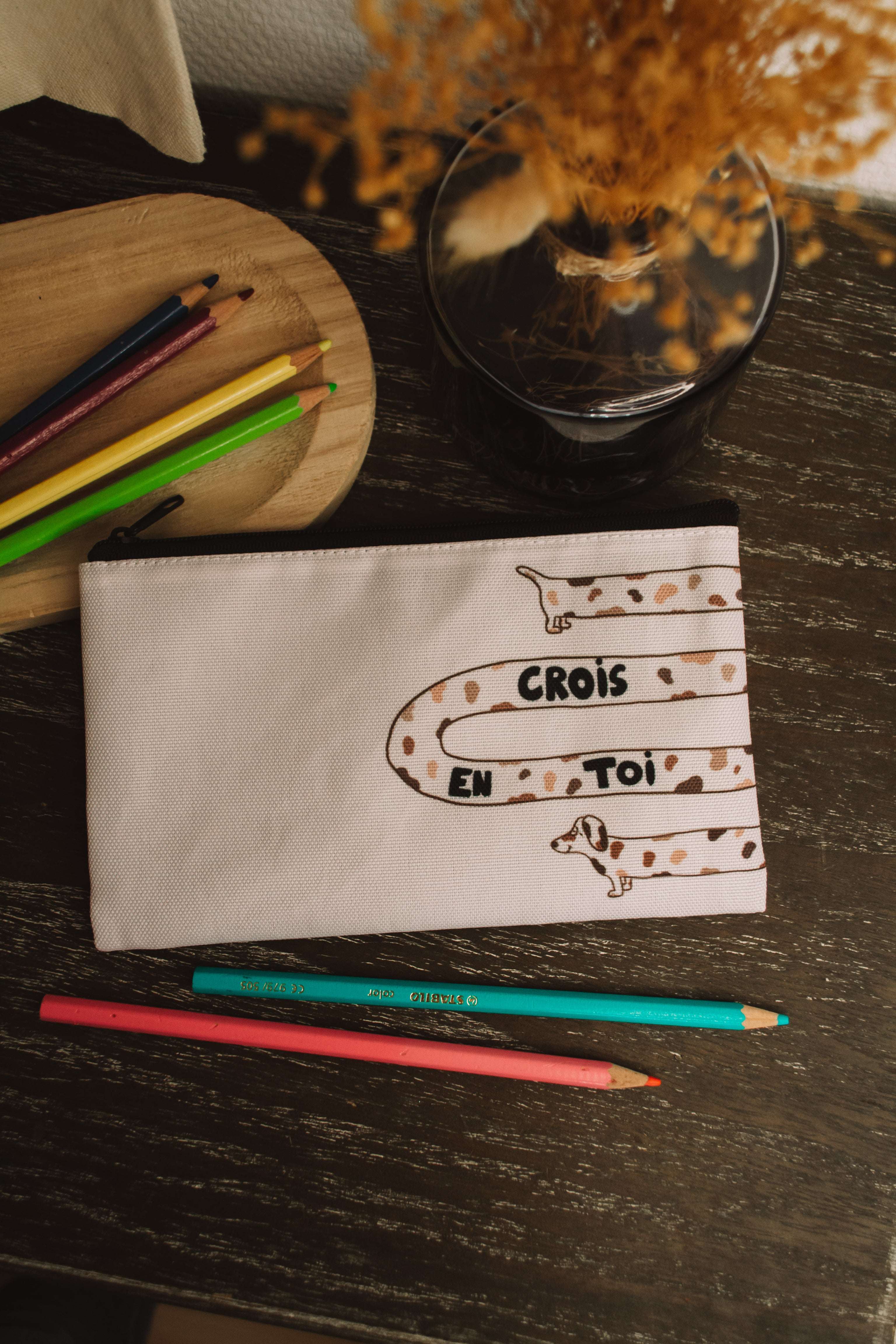 trousse toutou avec écrit crois en toi pour enfants et crayons de couleur
