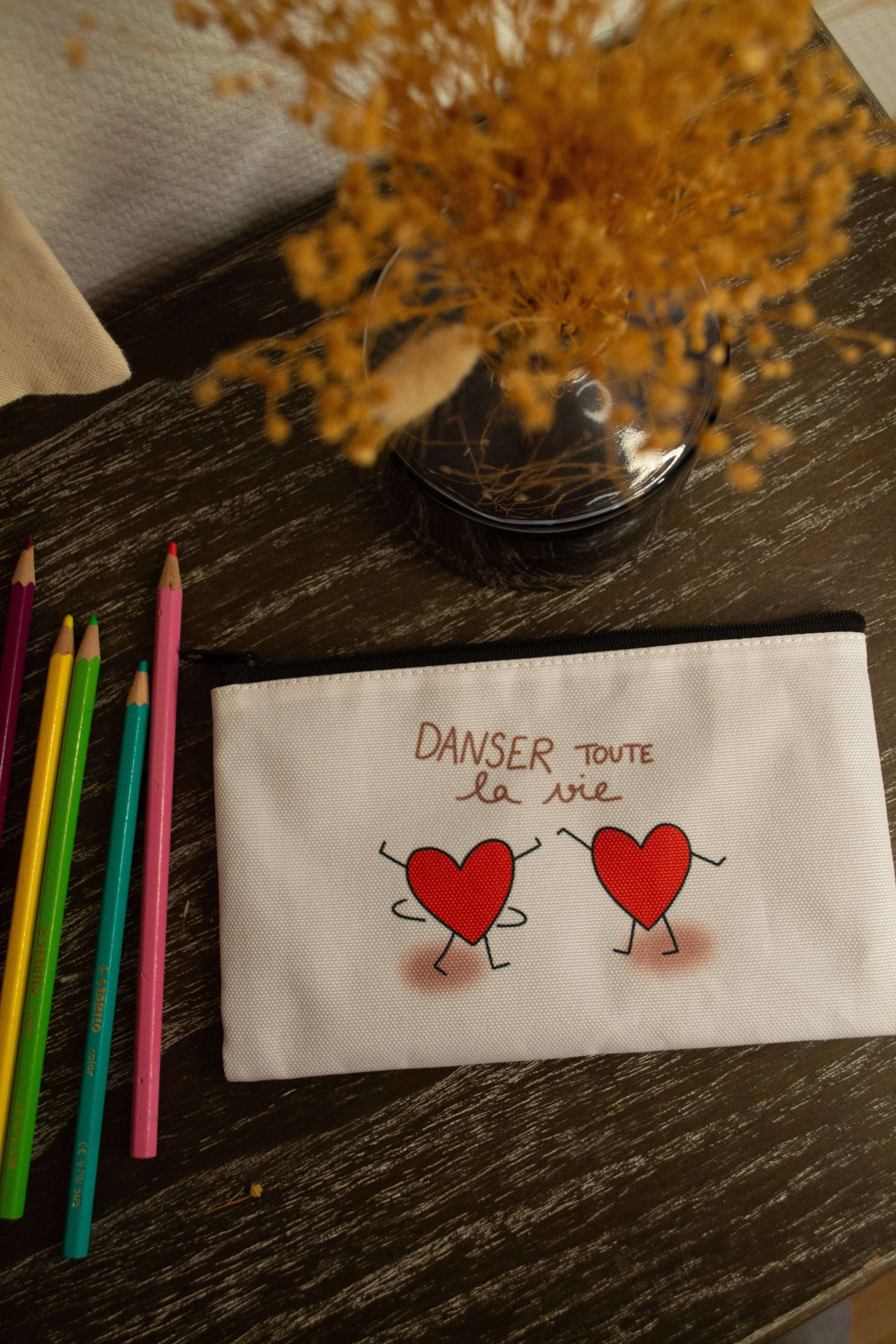 trousse danser toute la vie avec crayons de couleur et fleurs séchées